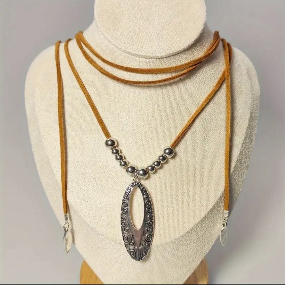 Bohemian Style Oval cutout Vintage pendant necklace